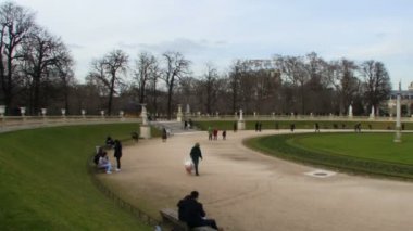 Lüksemburg Sarayı'yla gölet