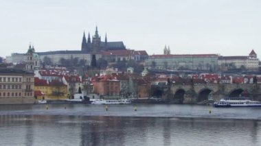 Prag'da Nehri üzerinde tekne