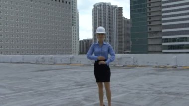 Erkek bir inşaat sitesinde