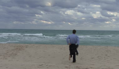 Bir okyanus çalışan erkek