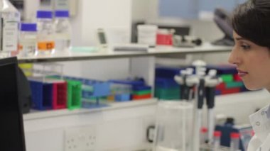 Ekran ve tüp bakarak bilim adamı