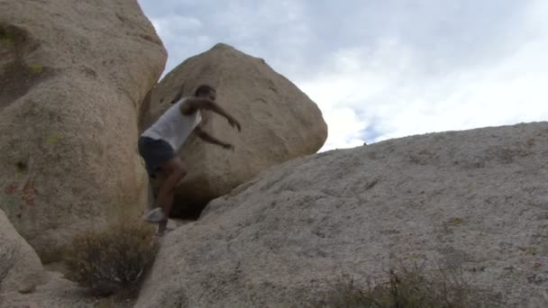 Rochas de escalada masculina — Vídeo de Stock