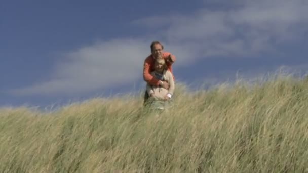 Vader en dochter op duinen — Stockvideo
