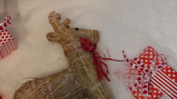 Weihnachtsgeschenke auf Schnee — Stockvideo