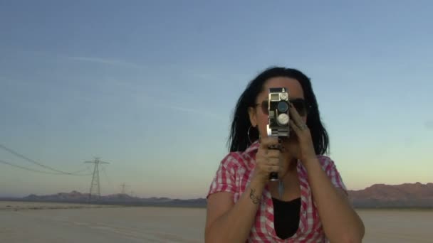 Mujer usando una cámara de cine — Vídeo de stock