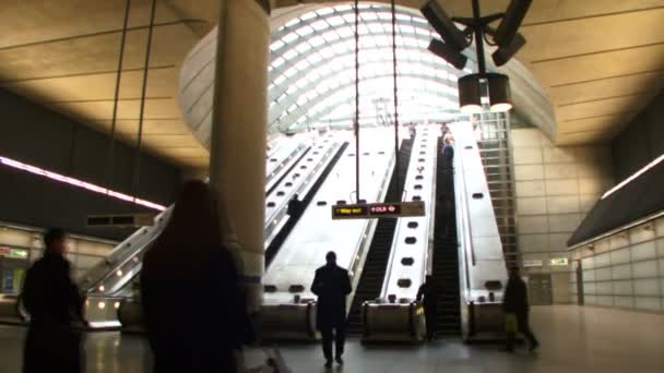 Roltrap bij Canary Wharf Station — Stockvideo