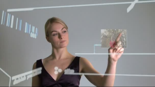 Жіноча торкається сенсорного екрану стіни — стокове відео