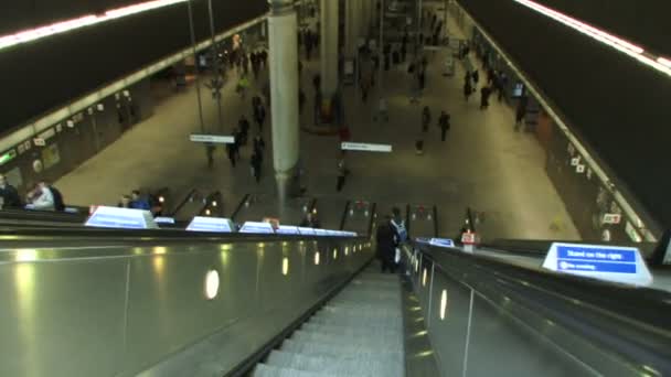 Rulltrappan vid Canary Wharf Station — Stockvideo