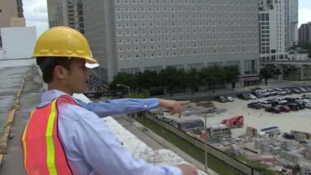 Trabalhadores da construção que inspeccionam um local — Vídeo de Stock