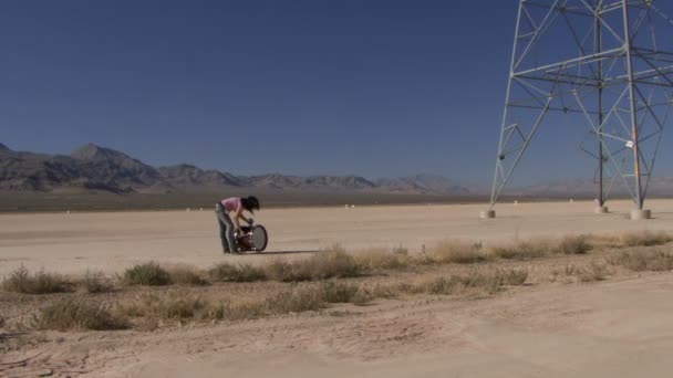 Femme debout avec un tambour — Video