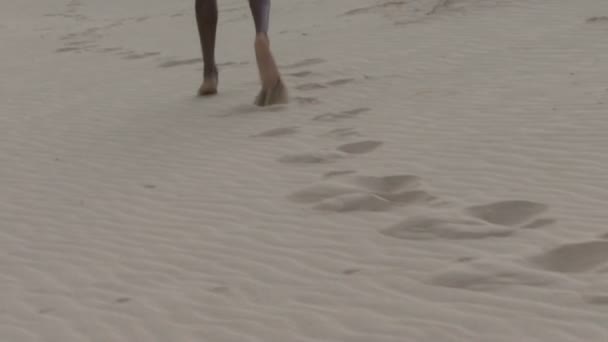 Male running through desert — Stock Video