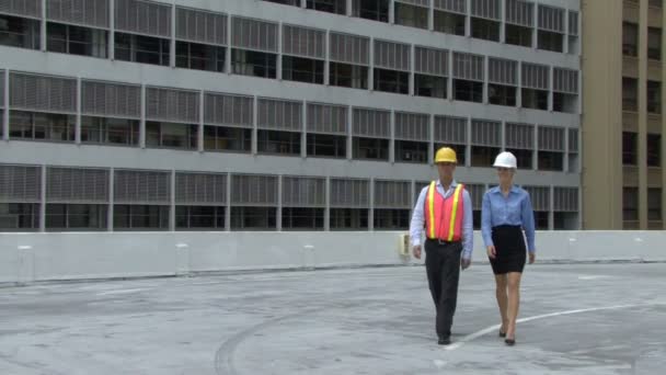 男性和女性在一个建筑工地 — 图库视频影像