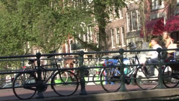 Perempuan bersepeda di atas jembatan — Stok Video