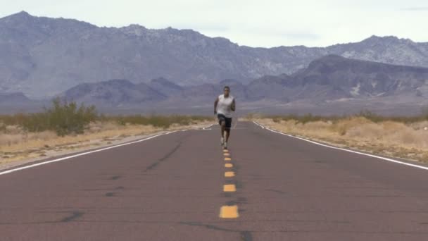 Hombre corriendo por la carretera — Vídeos de Stock