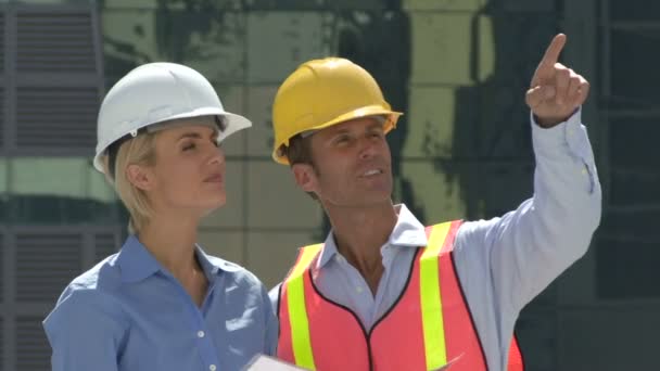 Bauarbeiter auf einer Baustelle — Stockvideo