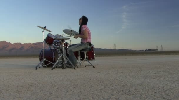 Perempuan bermain drum — Stok Video