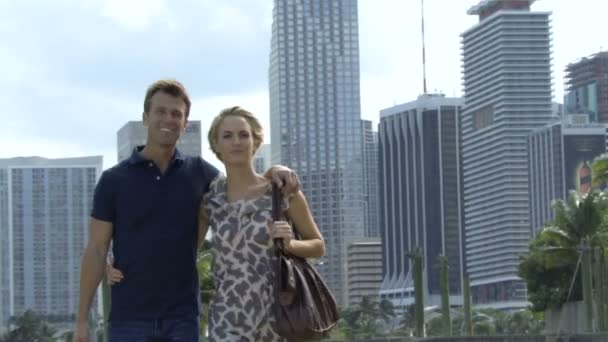 Homme et femme ayant marché dans un parc — Video