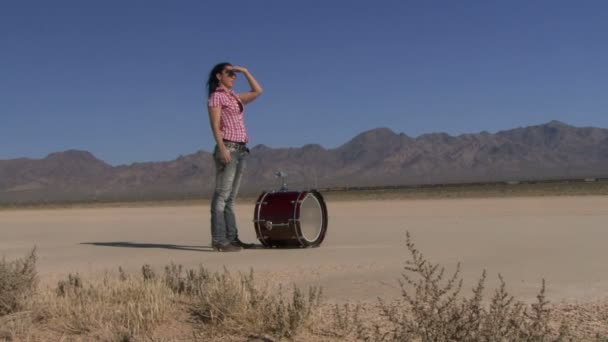 Женщина стоит с барабаном — стоковое видео
