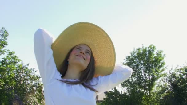 Sombrero femenino — Vídeos de Stock