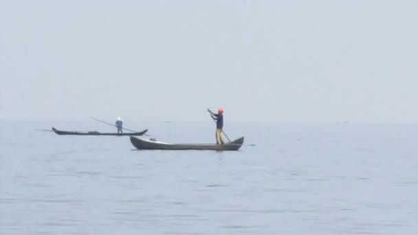 Pêcheurs flottent en bateaux — Video