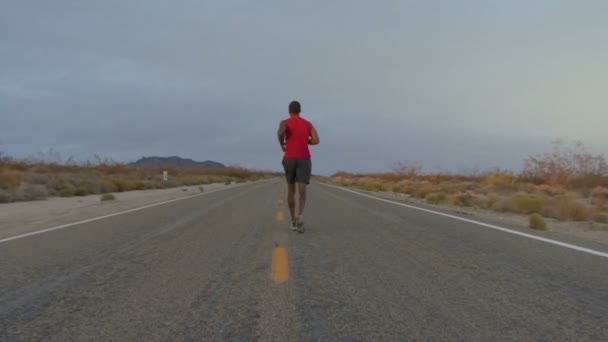 Бег по дороге — стоковое видео