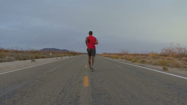 Running along road — Stock Video