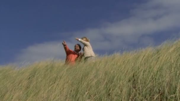 Vater und Tochter auf Dünen — Stockvideo