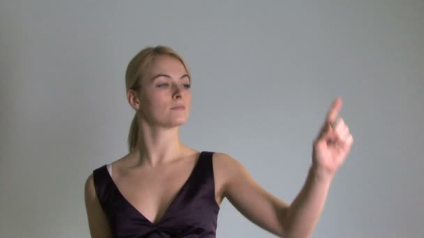 Gráficos em movimento feminino na parede da tela sensível ao toque — Vídeo de Stock