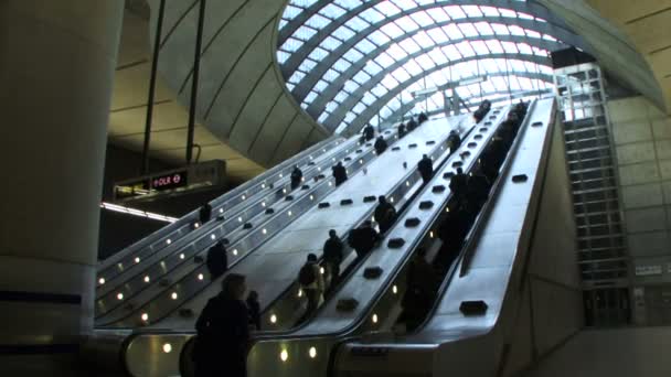 Canary Wharf istasyonunda yürüyen merdiven — Stok video