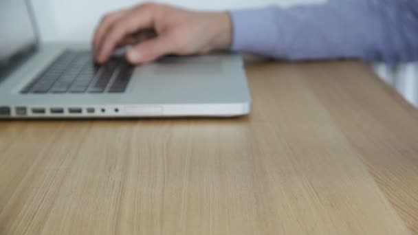 Male typing on keyboard — Stock Video