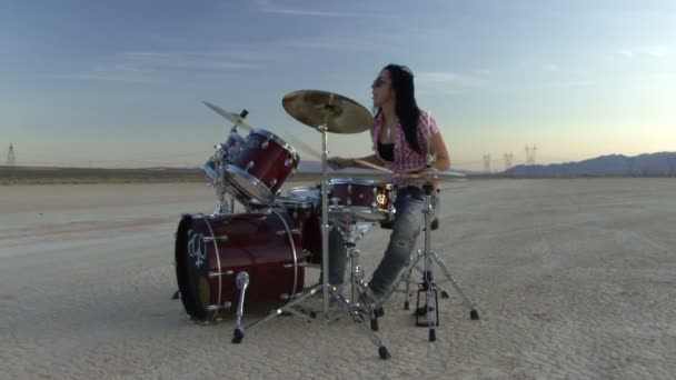 Feminino tocando bateria — Vídeo de Stock