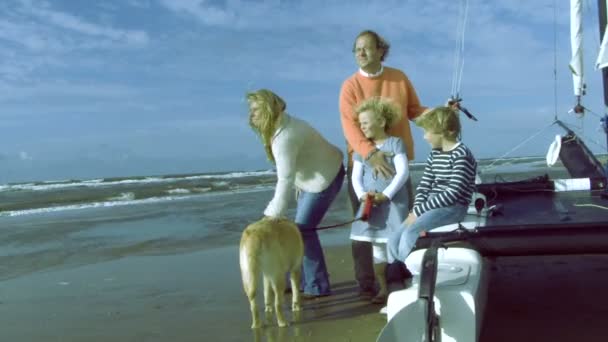 Сім'я поруч з вітрильним човном — стокове відео