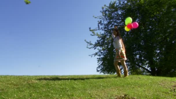 Mujer caminando con globos — Vídeos de Stock