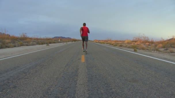 Corriendo por la carretera — Vídeo de stock