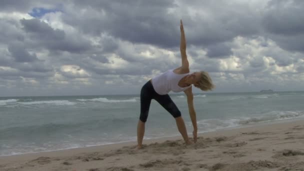 Vrouwelijke praktiserende yoga — Stockvideo