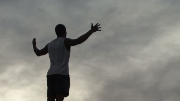 Hombre en el rock celebrando — Vídeo de stock