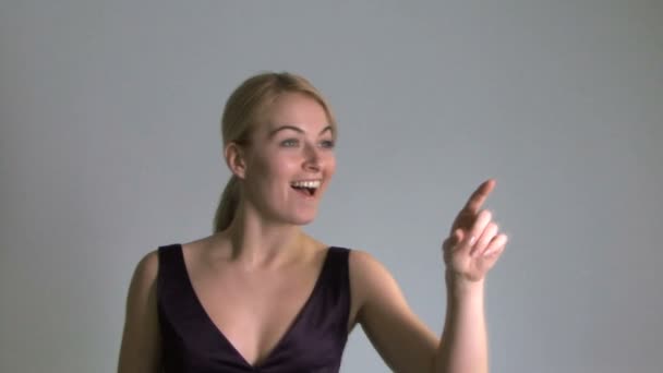 女性に触れるタッチ スクリーン壁 — ストック動画