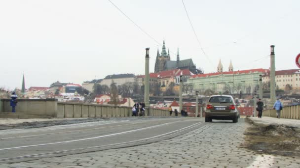 Straßenbahn über Prager Brücke — Stockvideo