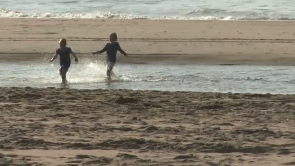 Дети бегают по пляжу — стоковое видео