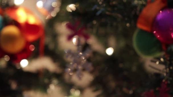 Decoraciones en el árbol de Navidad — Vídeo de stock