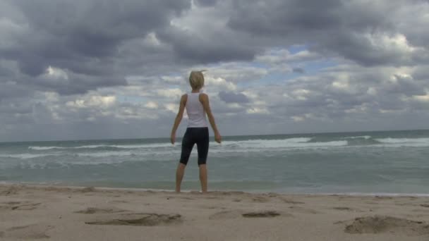Kadın pratik yoga — Stok video