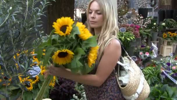 女性购买花卉市场上的花朵 — 图库视频影像