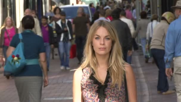 Жіночий стоячи на вулиці — стокове відео