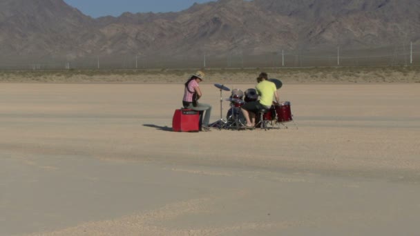 Male and female playing music — Stock Video