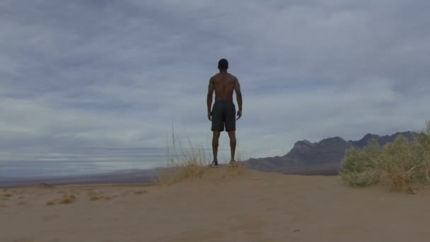 年轻男性在沙漠中 — 图库视频影像