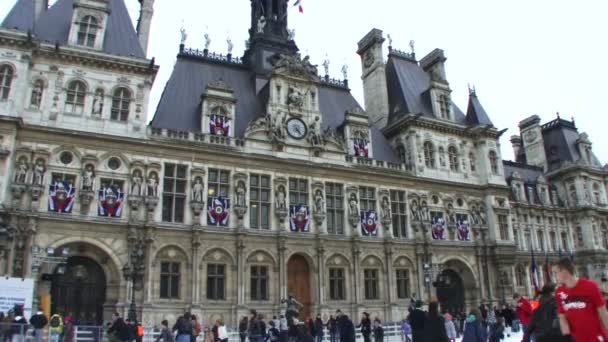 Patinadores de gelo em frente ao Hotel de Ville — Vídeo de Stock