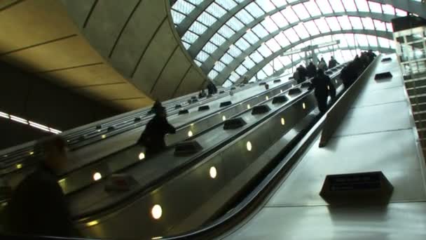 Pendelaars op roltrappen in Londen — Stockvideo