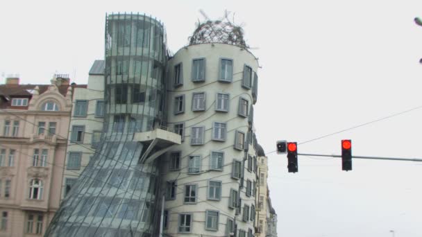 モダンな建物の横にある信号機 — ストック動画