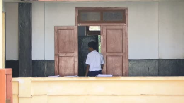 Estudiante en la escuela en India — Vídeo de stock