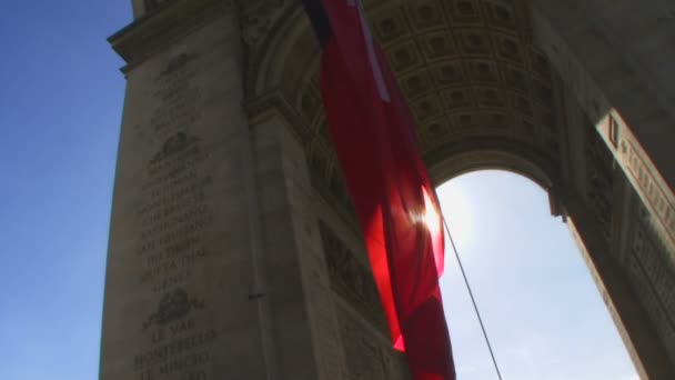 Bandeira sob o Arco do Triunfo — Vídeo de Stock